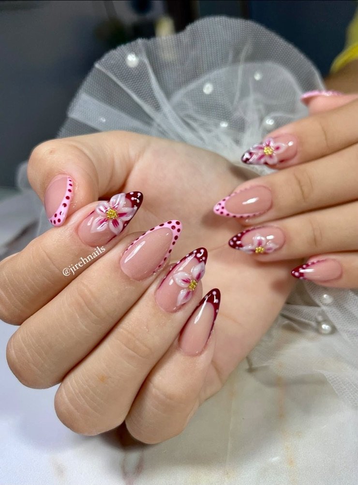 Almendra nude con flores pintadas a mano y puntas vino